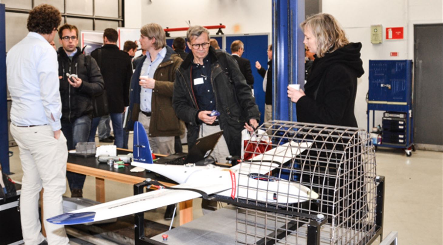 Deltagere p konference kigger p droner og brndselsceller